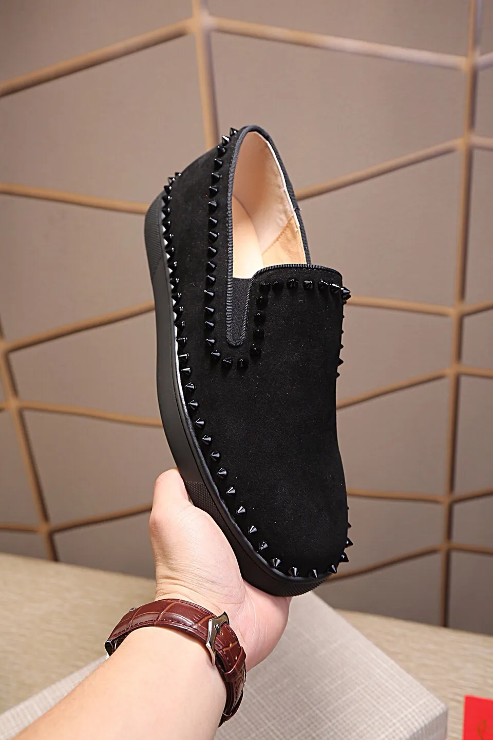 Factory price 420 Christian louboutin (CL red sole shoes) counter nail series, casual sneakers for couples 📢 📢 📢 Exclusive hot style release 🎈🎈💪 Movable latex feet 👻 Finished outsole line [Proud] 😝Female 35-40# Male 38#-46, global supply😝 [Top version]: original imported cowhide frosted upper, top original leather lining, original molded TPU outsole, original 1:1 detail processing, original shoe last, large quantity available from stock,